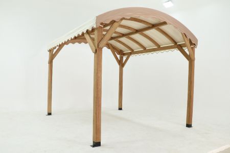 Gazebo in legno massello strutturalmente stabile.