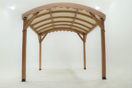 Pergola kayu solid yang stabil secara struktural.