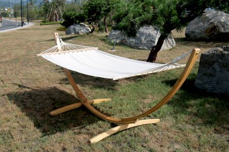 Estrutura de rede em forma de C de madeira para beira da piscina com tecido de algodão e poliéster - Rede de algodão e poliéster com suporte de madeira