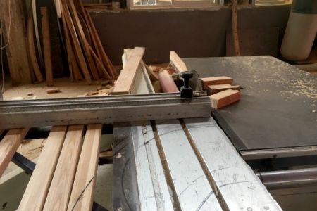 Table d'équipement de planche à scier.