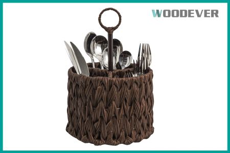 Organizador de talheres de plástico reciclável com alça, suporte de utensílios trançado artesanal para fornecedores de festas - A cesta de talheres trançada em PE de rattan falso da WOODEVER combina perfeitamente a artesania tradicional com a tecnologia de materiais modernos, projetada para hotéis, decoração de casa, ambientes de restaurante, cestas de presente e exibições de varejo.