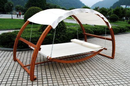 Качающаяся кровать для открытого пространства с анти-УФ солнцезащитой - качающаяся кровать из массива дерева с навесом