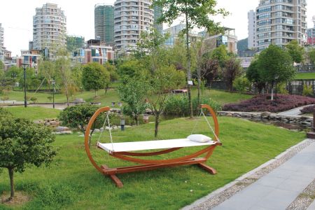 Letto a dondolo in legno massiccio per il relax in giardino - Altalena da giardino in legno a sospensione libera