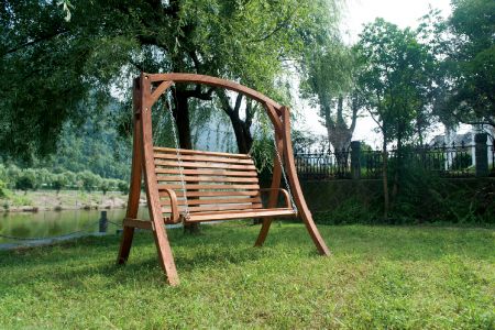 Kursi ayunan taman kayu padat FSC dengan dua sandaran tangan untuk bersantai sepanjang cuaca (Beban 240kg) - Kursi ayunan kayu padat beban tinggi untuk dua orang