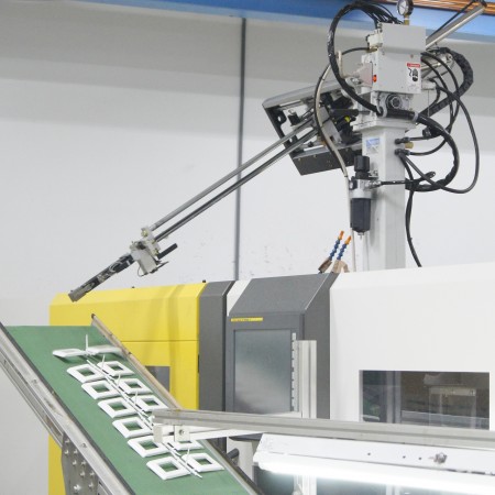 Shuttered British Style Faceplate 1 Port