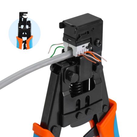 Conector Keystone RJ45 con herramienta de conexión especializada