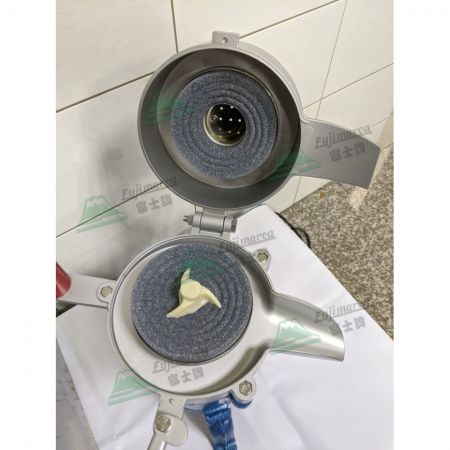 鋁合金磨豆米漿機磨石,上蓋可翻開,不可拆下。