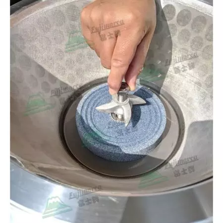 大豆粉砕機のフィルターネットと研磨石