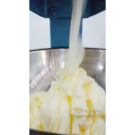 Prepara postre de nieve de leche con la máquina de nieve Fujimarca