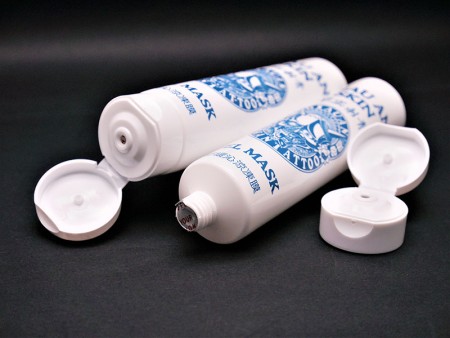 Detalles del tubo cosmético de 25 mm de diámetro sellado con lámina y tapa superior orientada.