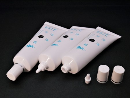 Details of Dia. 25 cosmetic tube with nozzle tip applicator.