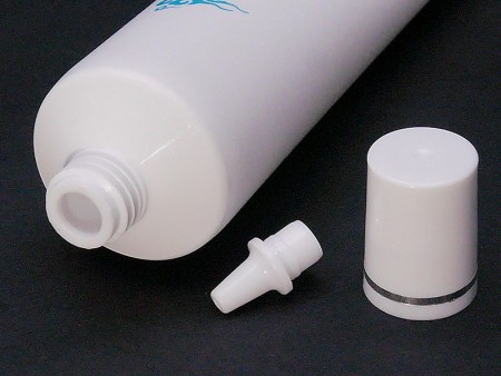 Détails du tube cosmétique de 25 mm de diamètre avec applicateur d'embout de buse.