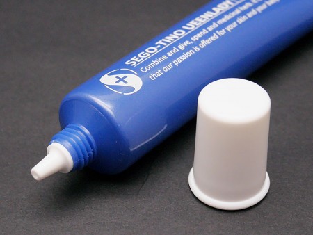 Tubo suave de plástico para el cuidado personal con punta de boquilla.