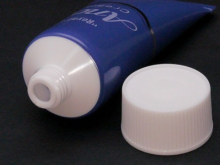 Details des Körperpflege Kunststoffweichen Schlauchs mit Schraubverschluss.