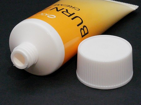 Dettagli del tubo vuoto per crema e unguento di pronto soccorso della farmacia.