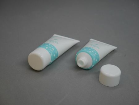 Tappo a vite lucido per iniezione con tubo cosmetico da 20 ml