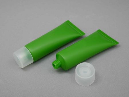 Tapa de rosca mate transparente en molde con tubo cosmético de 20 ml