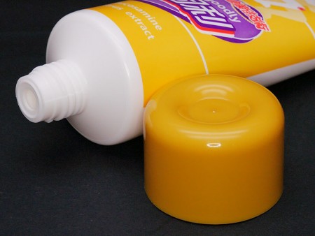 Detalles del envase vacío de farmacia de crema potenciadora deportiva en tubo.