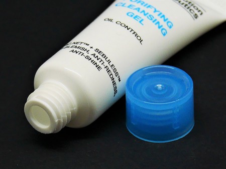 Dettagli del tubo di confezionamento del gel detergente per farmacia.