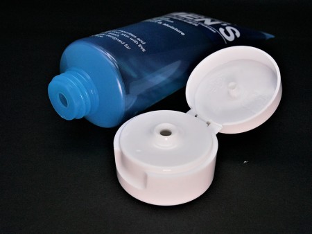 Detalles del tubo vacío de espuma facial hidratante de farmacia.