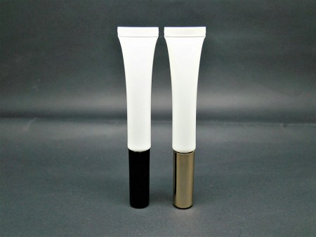 Contenedor de brillo de labios, tubo flexible con aplicador de pelusa.