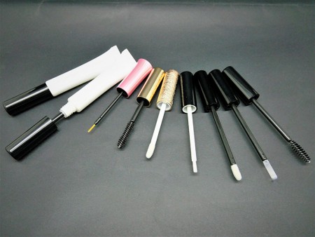 Muchos tipos de tubos cosméticos con aplicador.