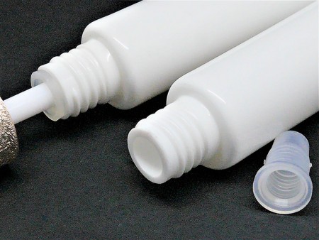 Detalles del envase de tubo PE para brillo de labios.