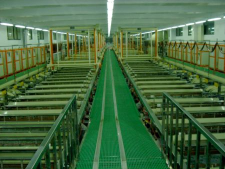 एनोड स्वचालित उपकरण: उड़ने वाले लक्ष्य झूलने का संचरण डिज़ाइन