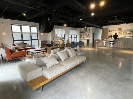 易度企業貼心提供員工短暫休息時間,有徹底放鬆的休息區,靜靜的在沙發上閱讀及吧台可以沖泡咖啡飲品,或讓自己閉眼休息沉澱後,再回到崗位上能更有效率。