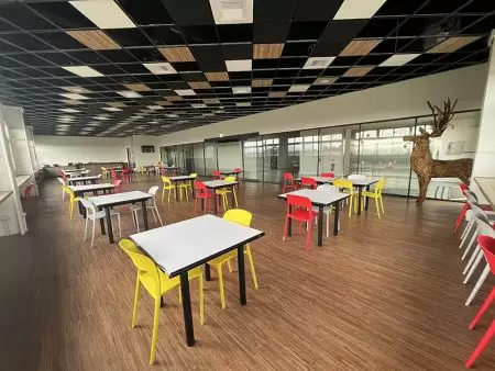 易度企業關心每位同仁用餐品質,餐廳規劃動線有寬大的採光空間及桌椅、可加熱食材的電器設備一應俱全讓員工能夠更自在的休憩用餐。