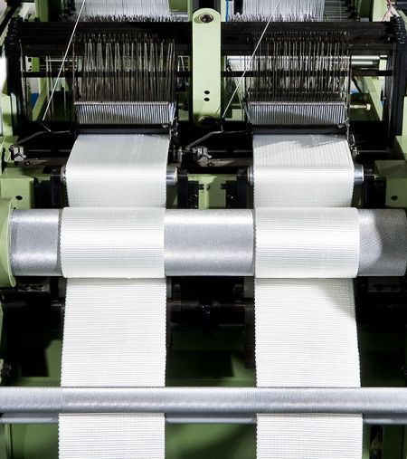 Série středně těžkých tkacích strojů na úzké tkaniny