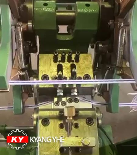 W pełni automatyczna maszyna do tipowania - Film do przechylania używany w maszynie do przechylania KY. W pełni automatyczna maszyna do tipowania - Film do przechylania używany w maszynie do przechylania KY.