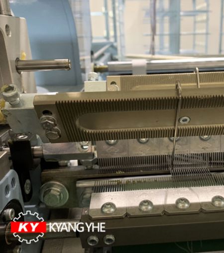 Plochý pásový háčkovací stroj - Stroj KY Crochet pro vložení osnovy.