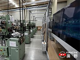 ในช่วงสามปีที่ผ่านมา เครื่องทอผ้าสายแคบซีรีส์ NDF ได้ถูกขายอย่างสำเร็จในทวีปอเมริกา ยุโรป และเอเชีย โดยกลายเป็นทางออกที่สำคัญสำหรับการผลิตผ้าสายแคบคุณภาพสูง. ในเม็กซิโก ผู้ผลิตสายรัดอุตสาหกรรมท้องถิ่นได้นำเครื่องทอผ้าแบบไม่มีชัตเตอร์หัวแบนความเร็วสูง NDF มาใช้ในการผลิตสายรัดท่อ (หรือที่เรียกว่าสายรัดแบบกลวง) การใช้ความเสถียรภาพสูงและความสามารถในการทอที่แม่นยำของเครื่อง NDF ทำให้ประสิทธิภาพของสายการผลิตดีขึ้นและคุณภาพของผลิตภัณฑ์ได้รับการปรับปรุง ตอบสนองมาตรฐานสูงของลูกค้าในด้านความแข็งแรงและความสม่ำเสมอได้อย่างสำเร็จ.