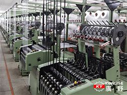 KZP জিপার টেপ বুনন মেশিনটি পাকিস্তান, বাংলাদেশ, ফিলিপাইন, ইন্দোনেশিয়া, ভিয়েতনাম এবং তাইওয়ানসহ এশিয়ান বাজারে ব্যাপকভাবে গ্রহণ করা হয়েছে। বাস্তব উৎপাদনে, গ্রাহকরা উচ্চ গতিতেও স্থিতিশীল গুণমান এবং চমৎকার প্রান্ত ফিনিশিংয়ের রিপোর্ট করেন, যা ত্রুটি কমাতে এবং ধারাবাহিক ভর উৎপাদনের জন্য উৎপাদনশীলতা বাড়াতে সহায়তা করে।