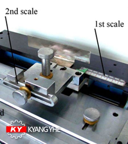 Mesin Pemotong Lipatan Ujung Label - Suku cadang mesin pemotong dan lipat label KY untuk mengatur jarak potong.