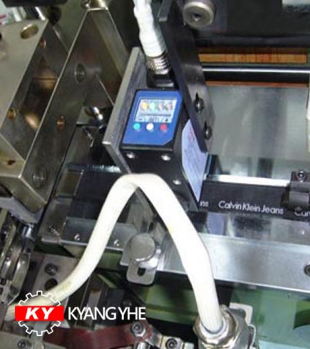 ラベルブックカバーフォールドカッティングマシン - データセンサー用のKYラベル切断および折り畳み機の予備部品。