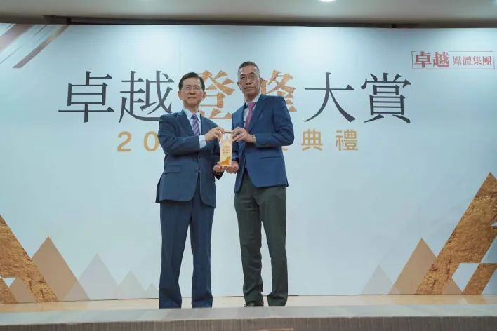德利威总经理颜永善自数位发展部部长黄彦男的手中接下卓越登峰大赏「ESG永续奖」。