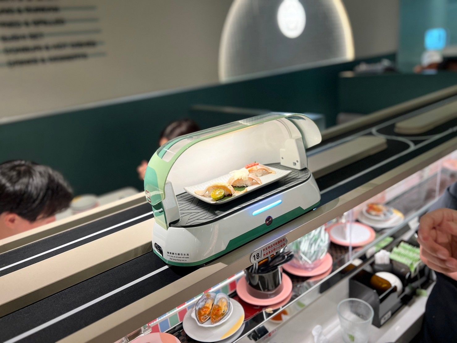 sushi-treinbaan autonome voedselbezorging