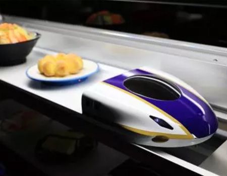 Sistem de livrare a alimentelor cu trenul de sushi (drept înainte)
