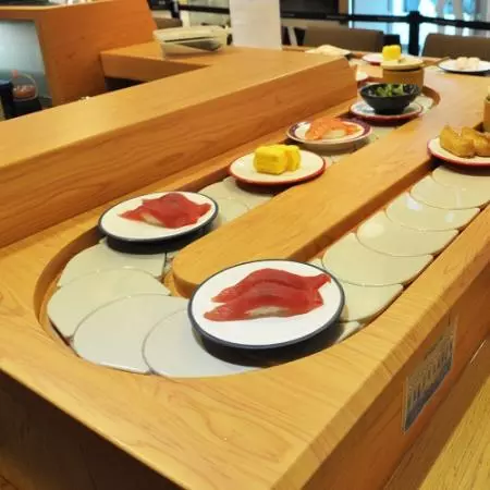 Chain-driven sushi conveyor, single lane