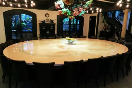 Pásový stůl k jídlu