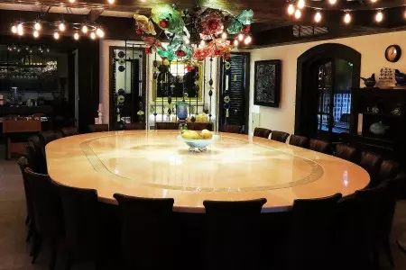 Pásový stůl k jídlu