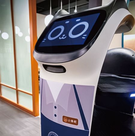 嶼人鍋物-鴻匠-送餐機器人