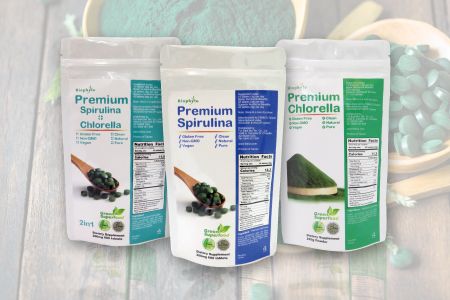 Unsere Spirulina- und Chlorella-Algen der Premium-Qualität sind in Tabletten- und Pulverform erhältlich