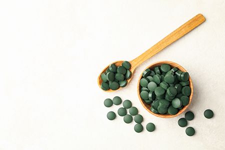 青緑色のスピルリナ微細藻類のスーパーフード