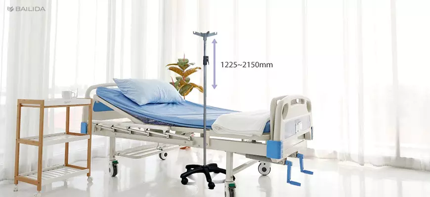 Regulowane szpitalne stoisko na kroplówkę na kółkach do mobilnej opieki nad pacjentem.