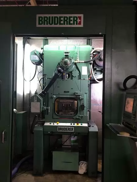 Machine de presse à estampage