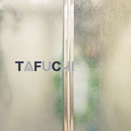 A porta deslizante do chuveiro usa chapa de GPPS texturizada. A luz pode passar através da chapa de GPPS texturizada.