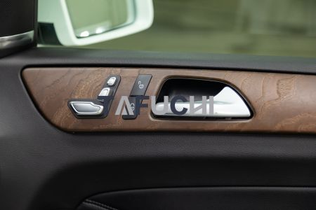 Interior mobil dihias dengan lembaran PVC dengan tekstur kayu, yang indah dan ber tekstur.